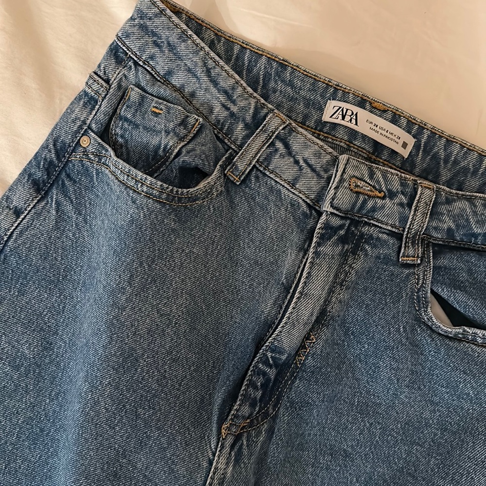 ZARA HIGHWAISTED MOM JEANS